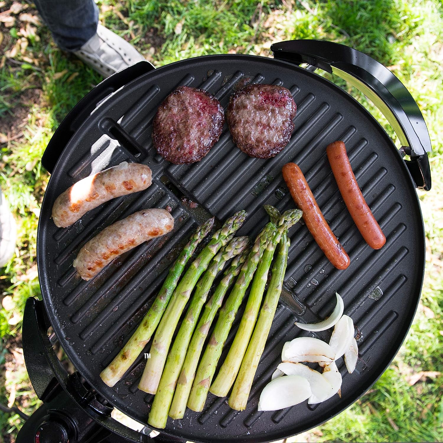 George Foreman Indoor/Outdoor Electric Grill with Stand, 15-Serving | 15-serving electric grill with removable stand, 5 heat settings and fat-removing slope for healthier grilling. - Image 5
